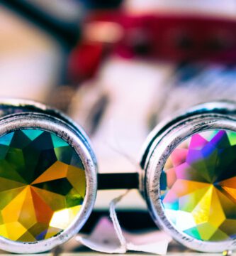 Gafas con visión en colores que representan la visión de la vida desde el autismo