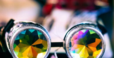 Gafas con visión en colores que representan la visión de la vida desde el autismo