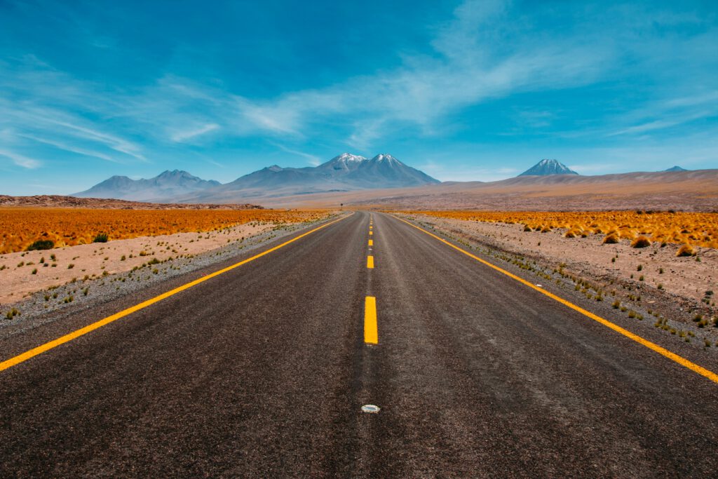 Carretera en zona desierta que simula el futuro esperanzador de las personas autistas con reconocimiento tardío.