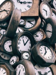 Muchos relojes juntos que representan la gestión del tiempo siendo neurodivergente.