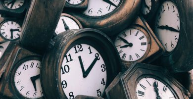 Muchos relojes juntos que representan la gestión del tiempo siendo neurodivergente.