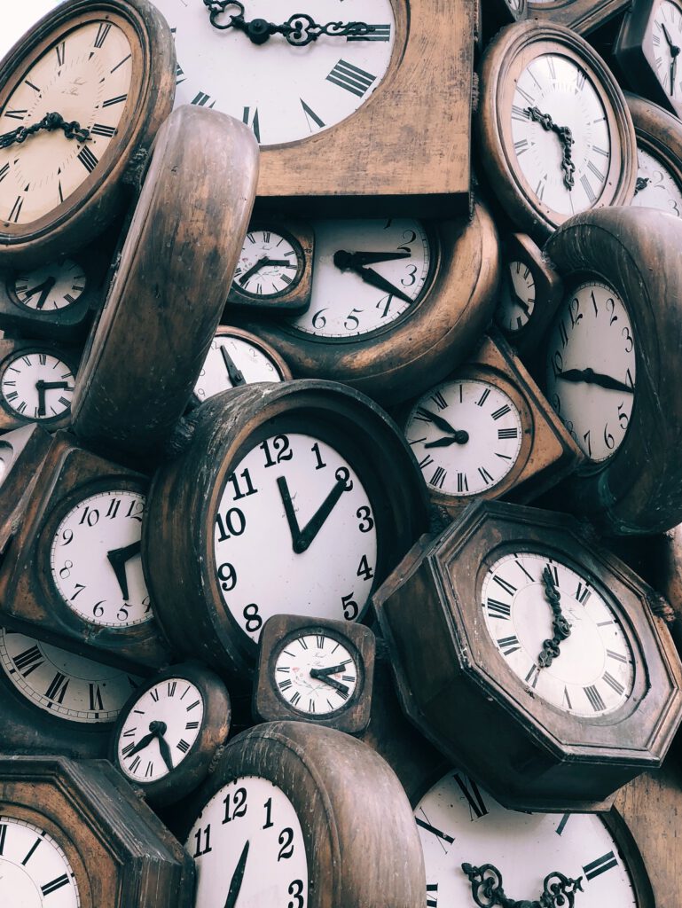 Muchos relojes juntos que representan la gestión del tiempo siendo neurodivergente.