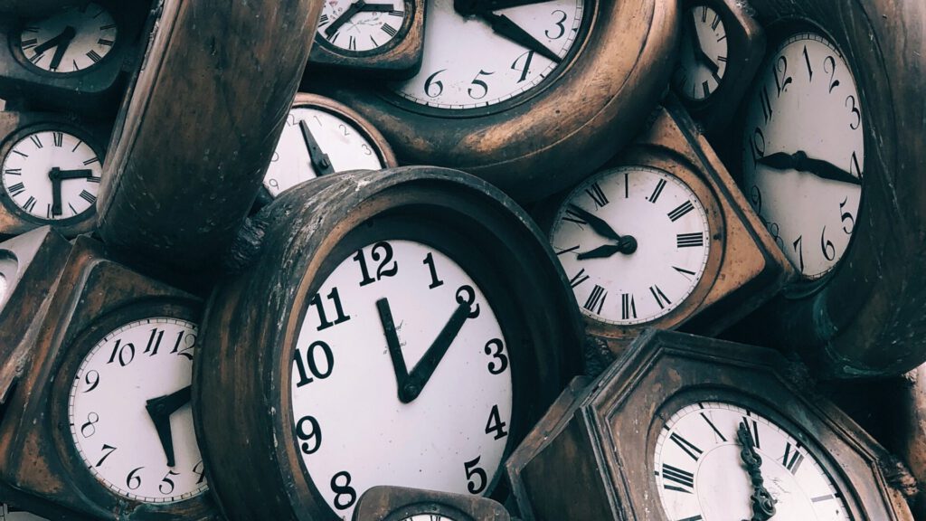 Muchos relojes juntos que representan la gestión del tiempo siendo neurodivergente.