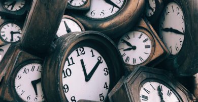 Muchos relojes juntos que representan la gestión del tiempo siendo neurodivergente.