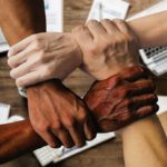 Manos que se unen que indican que existe diversidad entre los seres humanos.