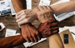 Manos que se unen que indican que existe diversidad entre los seres humanos.