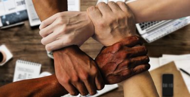 Manos que se unen que indican que existe diversidad entre los seres humanos.