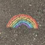 Un arcoíris dibujado en el suelo que representa el autismo como neurodivergencia