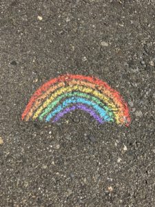 Un arcoíris dibujado en el suelo que representa el autismo como neurodivergencia