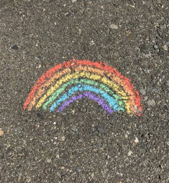 Un arcoíris dibujado en el suelo que representa el autismo como neurodivergencia