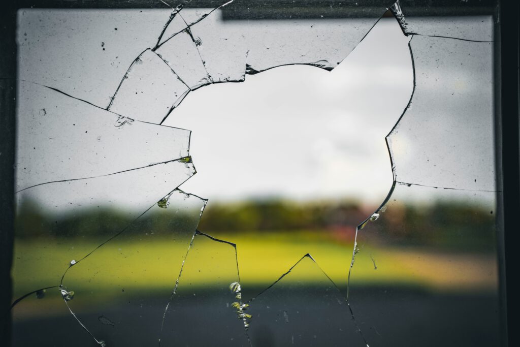 Imagen conceptual de grietas en vidrio para simbolizar el dolor interno en el autismo.